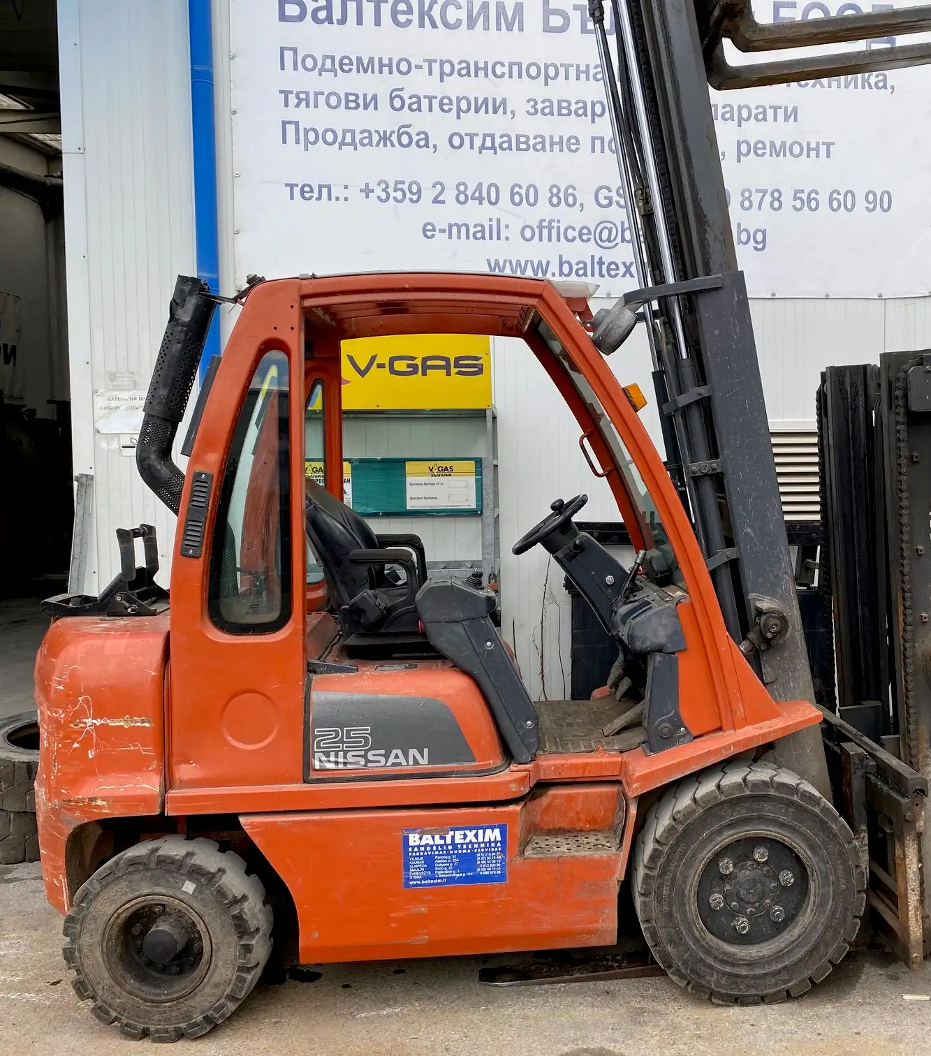 Мотокари втора употреба под наем или продажба, употребяван газокар Nissan 2500 кг.